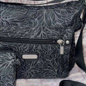 Baggallini Black Crossbody Bag with Elegant Textured Design‎